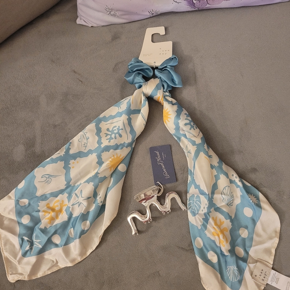 Universal Thread Blue and Cream Patterned Hair Scarf And Silver Metal Hair Clip